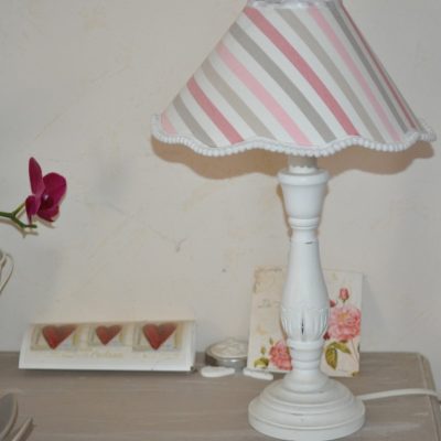 Petite lampe de chevet ou d'appoint sur mon meuble "shabbysé".