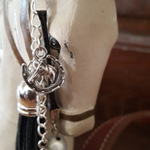 Bijoux de sac ou porte clef. Fleur de lys, perle blanc-grisé monté sur cordon ciré noir . pompon noir en velours. Longueur totale environ 10 cm.