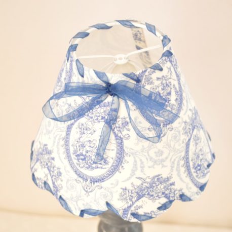 petit abat-jour toile de jouy bleu forme feston.