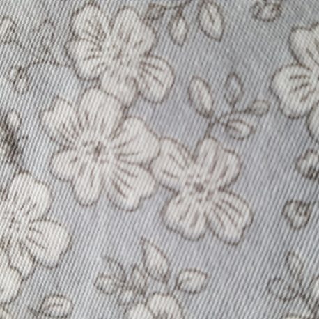 Motif tissu gris à fleurs blanches