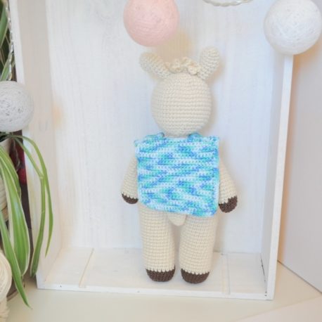 Doudou et hochet en crochet lama bleu