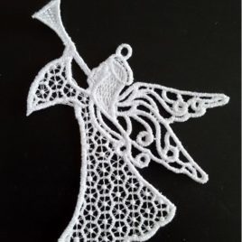 FSL, Broderie machine en dentelle couleur blanche représentant un ange avec sa trompette