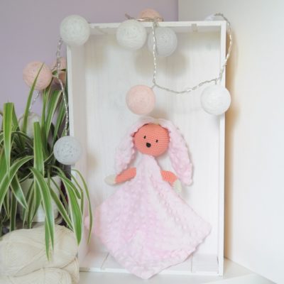 Doudou plat lapine en minky rose.