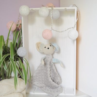 Doudou plat souris en minky taupe et crochet