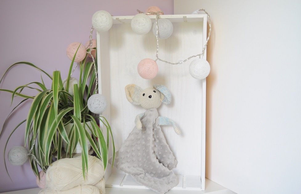 Doudou plat souris en minky taupe et crochet