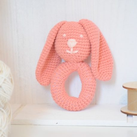 Lapin en crochet fil de coton certifie oeko-tex. Broderie visage manuelle. 