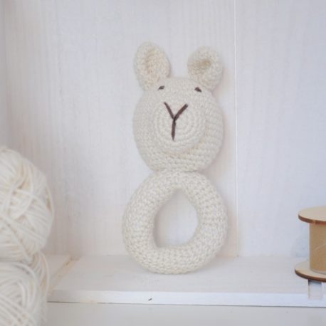Hochet en fil de coton certifié oeko-tex. Broderie visage manuelle