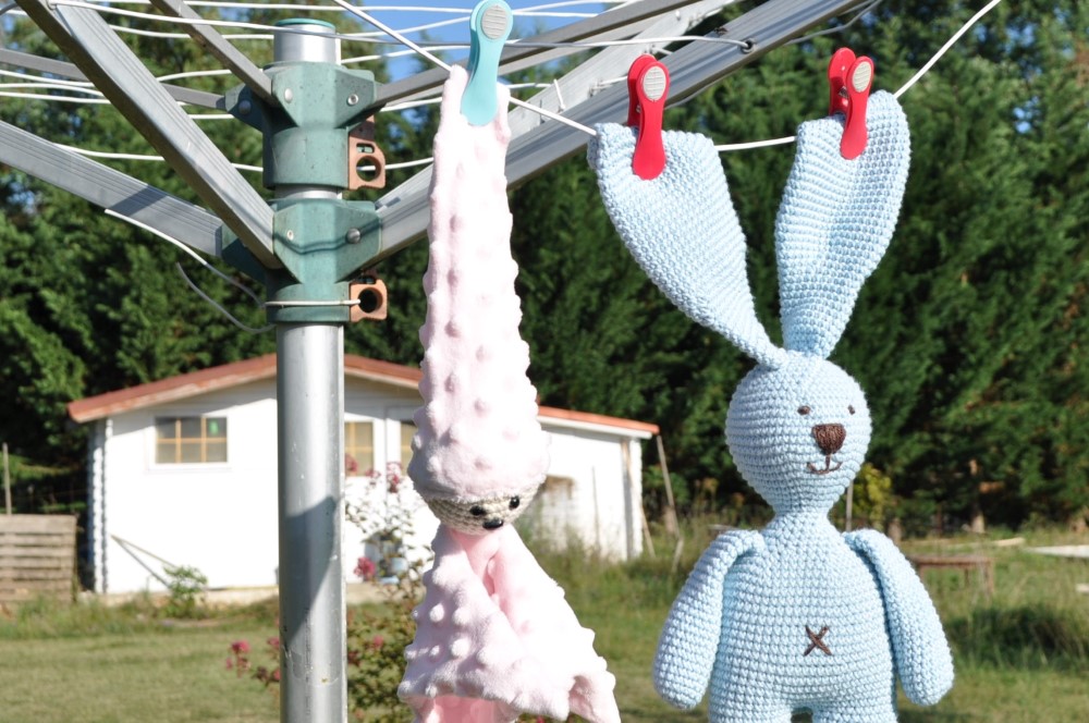 Après le bain, Doudou prend l'air frais d'été