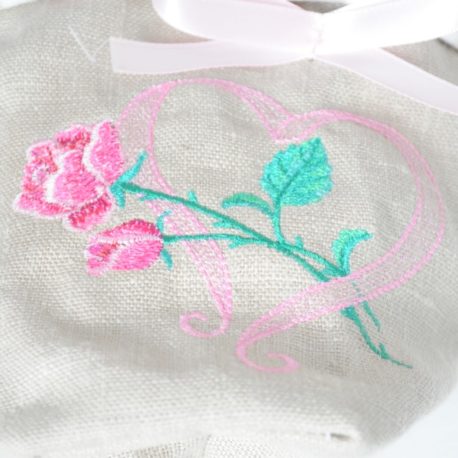 Broderie cœur et roses sur panière en lin