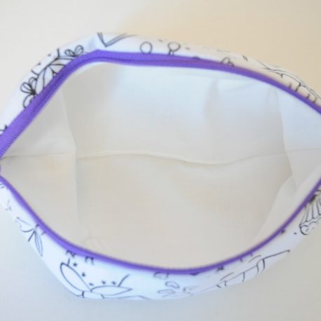 Intérieur doublé de la trousse à colorier. tissu coton oeko-tex. Fermeture éclair violette