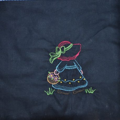 Détails de broderie petite fille au panier