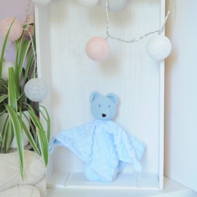 Doudou en minky bleu avec tête en crochet 