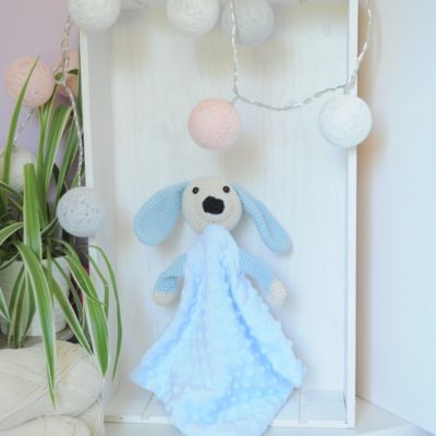 Doudou chien plat en minky bleu . Tête en crochet