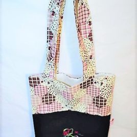 Petit sac bicolore noir et patchwork violine-lie de vin. Broderie Sunbonnet