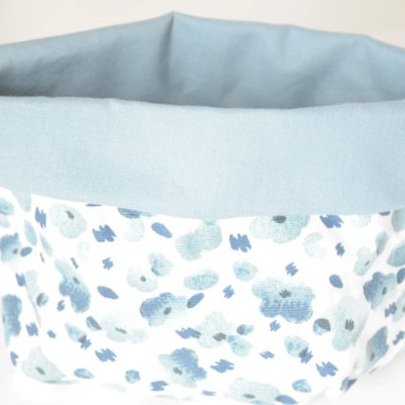 Extérieur de panière bleue jean et petites fleures bleues