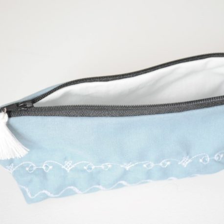 set-LDM-bleu-jean-trousse-interieur-pompon-blanc