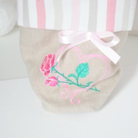 Broderie cœur et roses sur panière en lin avec un petit en galon satin rose