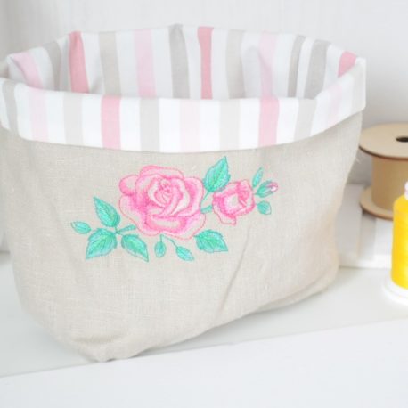 Panière en lin broderie roses