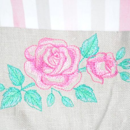 Panière en lin broderie roses