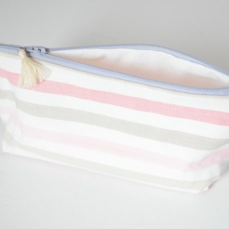 Extérieur trousse pour démaquillage ou autre avec pompon en soie beige