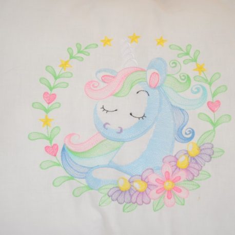 Coussin brodé d'une jolie licorne.