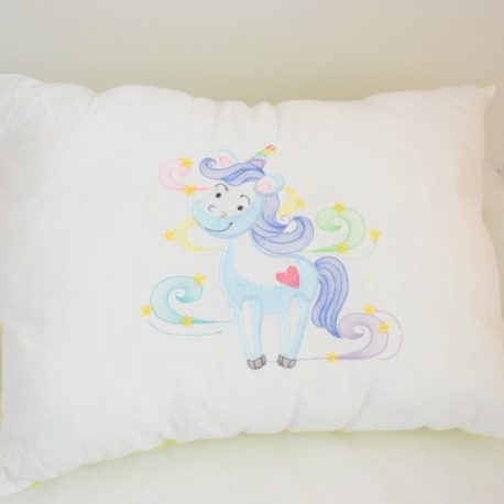 Broderie d'une licorne féerique sur un coussin décoratif