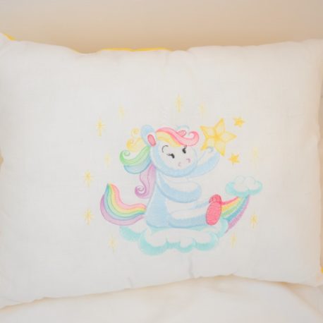 Coussin broderie licorne sur son nuage en fils eoko-tex