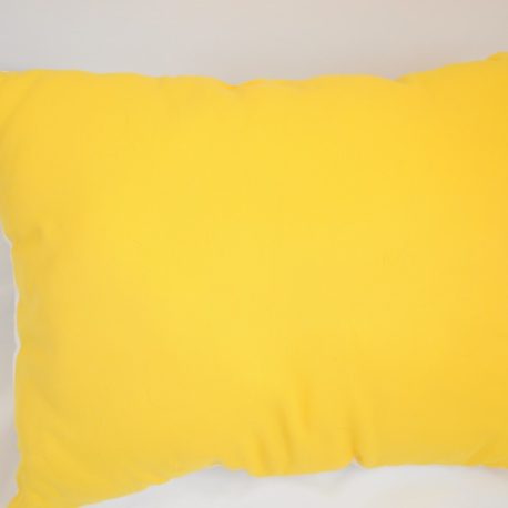 Tissu jaune vif. Dos coussin licorne sur son nuage.