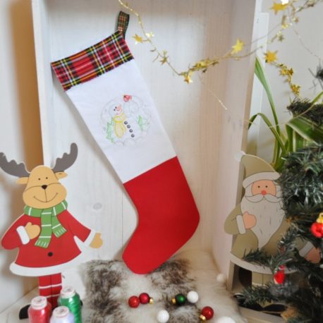 Chaussette de Noël brodée d'un bonhomme de neige. Création artisanale