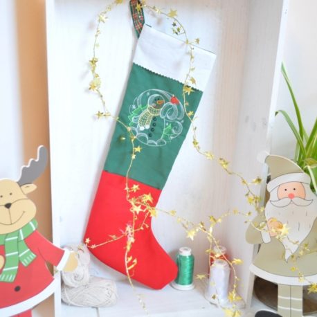Chaussette de Noël brodée sur le tissu vert d un bonhomme de neige. Création artisanale Bébé Boutchou