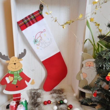 Chaussette de Noël brodée d'une lune père noël. Création artisanale