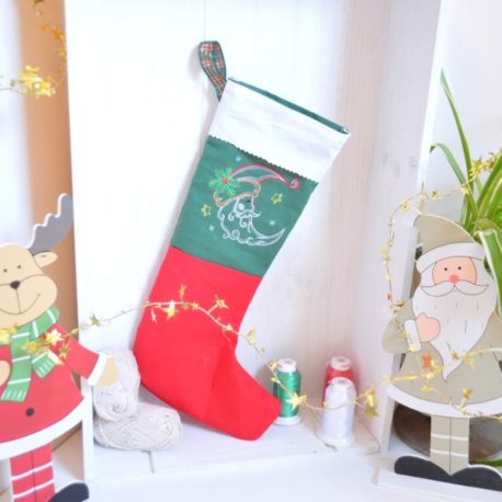 Chaussette de Noël brodée dune lune sur tissu vert. Création artisanale