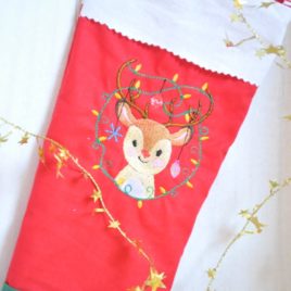 Chaussette de Noël petit renne brodée sur du tissu rouge