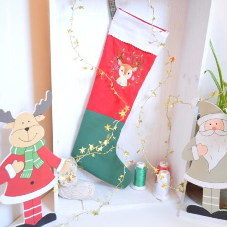 Petit renne de Noël brodée sur du tissu rouge. Création artisanale Bébé Boutchou
