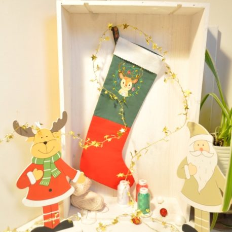 Petit renne de Noël brodée sur du tissu vert. Création artisanale Bébé Boutchou