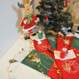 Chaussettes de Noël tri-colore brodées
