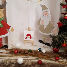 Mini chevalet en bois naturel agrémenté d'une petite broderie de lutin