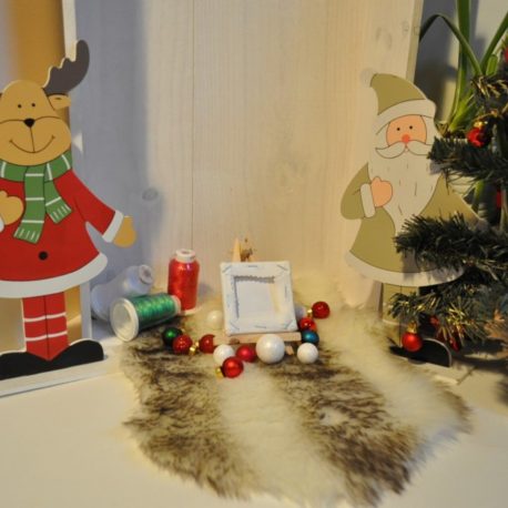 Dos  du petit chevalet.Broderie petit lutin de noël. Création artisanale Bébé Boutchou