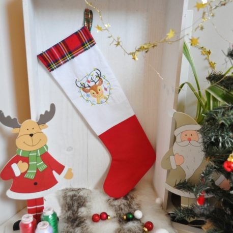 Chaussette de Noël brodée d'un petit renne de noël. Création artisanale