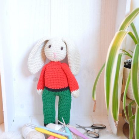 Doudou lapin de Noël en crochet