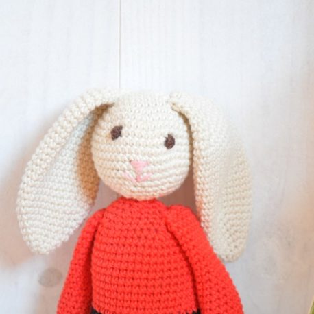 Amigurumi représentant un lapin au couleur de Noël . Bébé Boutchou création artisanale française