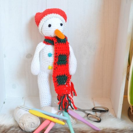 Amigurumi représentant un bonhomme de neige. Bébé Boutchou création artisanale française