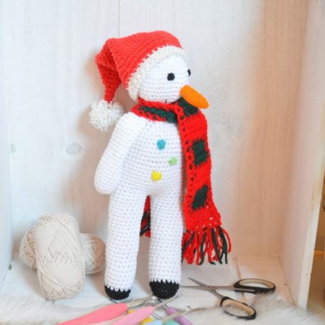 Bonhomme de neige et son écharpe plus son bonnet rouge création fait main