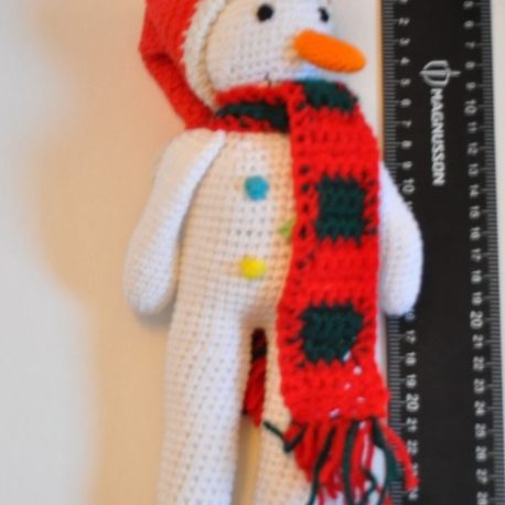 Amigurumi représentant un bonhomme de neige. Bébé Boutchou création artisanale française