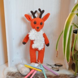 Petit renne de Noël en crochet et son écharpe