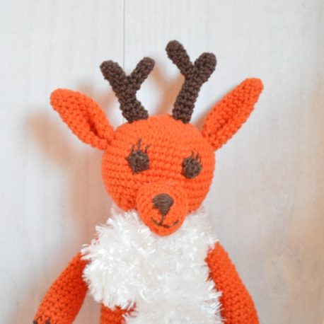Création fait main en crochet. Petite renne avec son écharpe blanche
