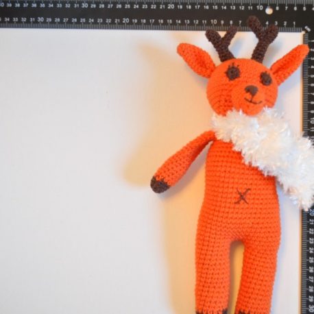 Création fait main en crochet. Petite renne avec son écharpe blanche