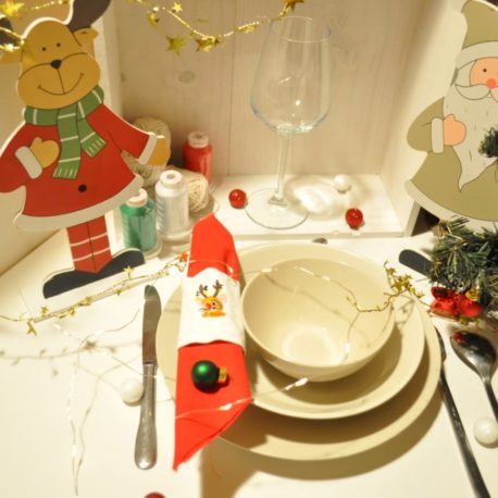 Suggestion de présentation. Broderie petite souris renne de Noël sur rond de serviette en tissu. Création artisanale Bébé Boutchou