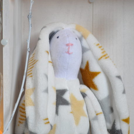 Doudou lapin en polaire baby étoilé. Création artisanale, ouate de rembourrage 100% française