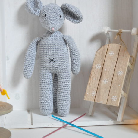 Doudou souris grise en crochet. Création 100% artisanale.